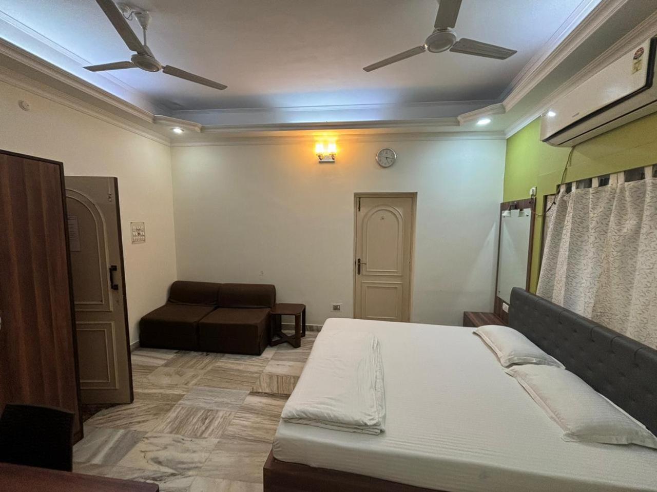 Om Sai Villa Guesthouse Kalkata Exteriér fotografie
