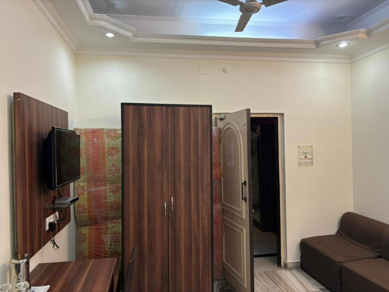 Om Sai Villa Guesthouse Kalkata Exteriér fotografie