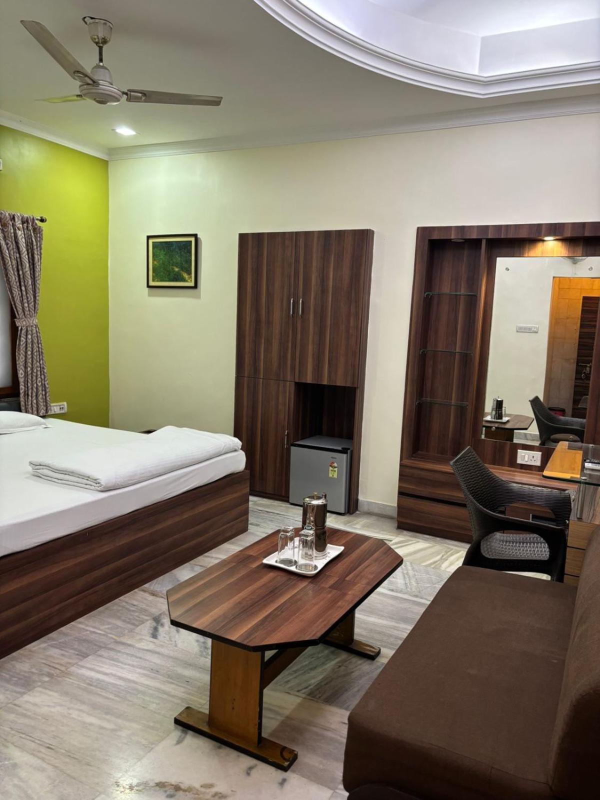 Om Sai Villa Guesthouse Kalkata Exteriér fotografie